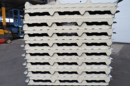 Nieuwe sandwichpanelen uit voorraad leverbaar