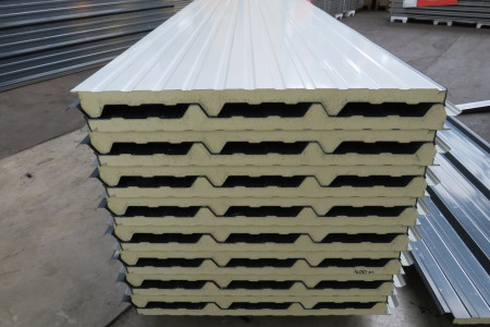 Nieuwe sandwichpanelen uit voorraad leverbaar