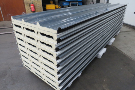 15.00 x 20.00 meter (300m2) kapschuur met geisoleerd dak